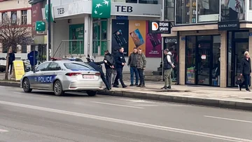 V trenutku, ko policija aretira novega v Pristini (VIDEO)