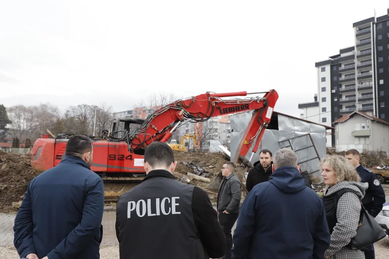 Yhtiön padot, jotka tuhosivat tilat ilman lupaa Mitrovicassa