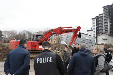 Podjetje jezov, ki so uničili objekte brez dovoljenja v Mitrovici
