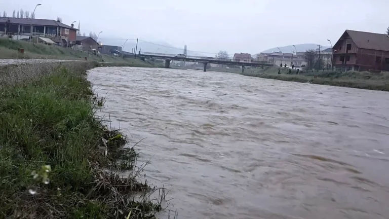 L'ajuntament Kamenica apel·la la pluja intensa i el nivell de riu creixent