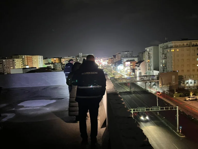 El camp Kosovo: Insecurat apareix a l'escena, envoltat per la cinta protectora de l' objecte que va deixar caure la façana