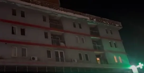Kosovon Fushë rakennus Bie fasada loukkaantuu