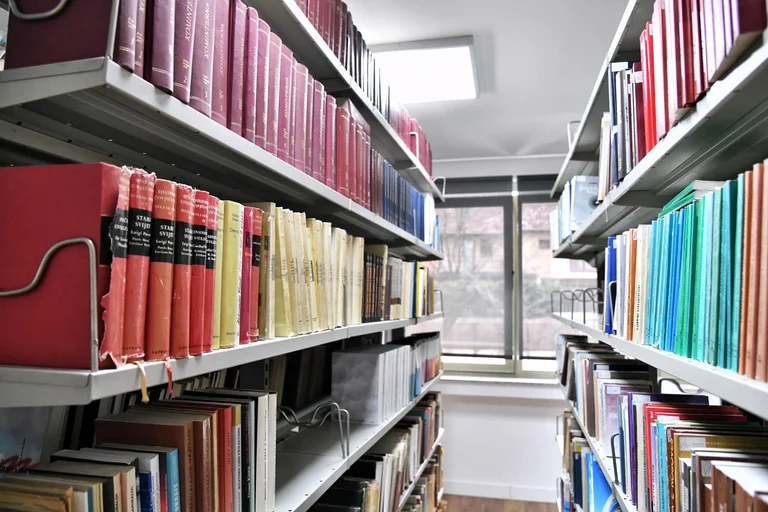 To se také stává: Kosovo Archiv zaměstnává konzultanta na recepci s ročním platem 18 tisíc eur