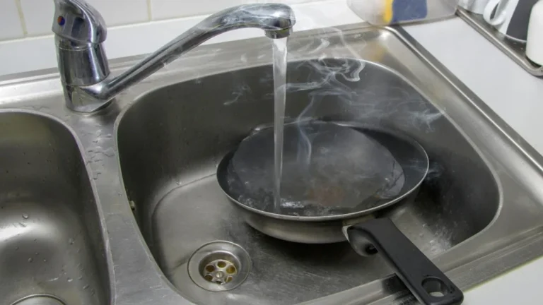 Acest obicei rău dăunează felurilor de mâncare: niciodată nu pune fierbinte în apă