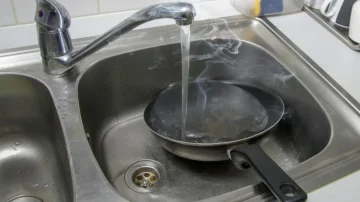This bad habit is damaging the dishes: Never Put Hot Into Water