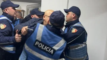 Napetosti v Albaniji ne ustavijo, protestniki vnesejo policijski ugovor