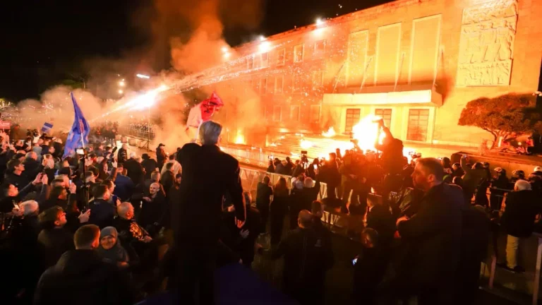 Opoziţia albaneză încheie protestul cu Molotov, artificiile, Berisha caută guvernul tehnic