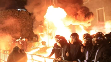 Policija: 11 Učinki, ki jih je poškodoval Molotov Napadi in močna orodja