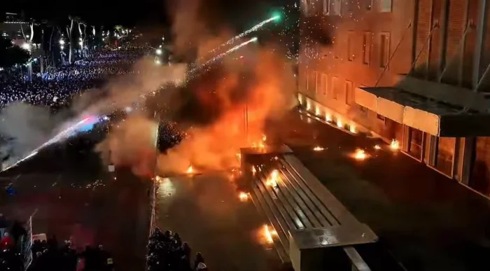 Διαμαρτυρία στα Τίρανα: Μολότοφ, δακρυγόνα, σωματικές επιπτώσεις, σύλληψη 20 ατόμων