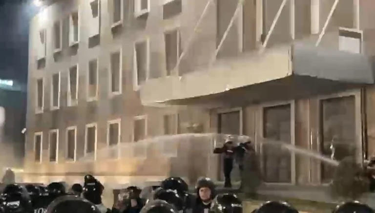 Διαδηλώσεις στα Τίρανα, μετά από Μολδαβούς και πυροτεχνήματα-αντίκες διασκορπίζουν το πλήθος με νερό και δακρυγόνα