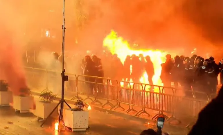 Protestele din Albania, protestatarii îl aruncă pe Molotovs -- cinci poliţişti ajung în spital cu arsuri
