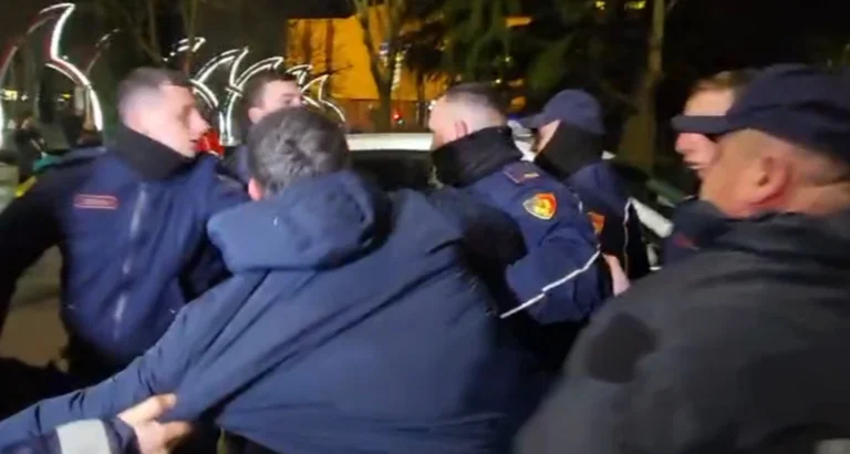 עימותים פיזיים בין סגן העקורים לבין המשטרה במהלך המחאה: Garbage, נערים.