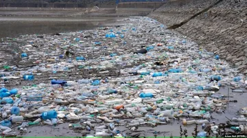 Ostanki plavajo skozi jezero Badoci.