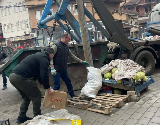 Güney Mitrovica belediye yasadışı satıcılar tahliye etmek için harekete geçti