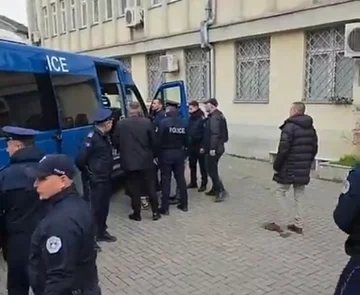 Zahtevana aretacija za 11 oseb, iskanih zaradi kraje glasov