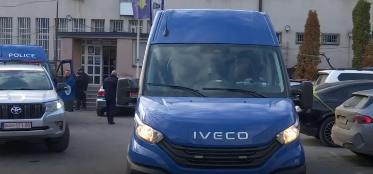 Prizrenの裁判所は投票盗難のためにdetained109人の人々のための聴衆を任命します