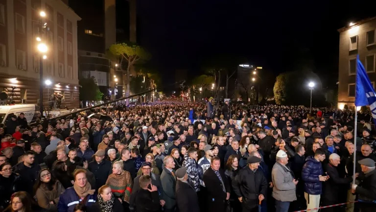 1300 oficials policials per protestar contra l'oposició, Berisha arriba al primer ministre