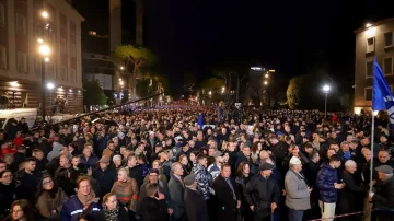 1300 policistov za opozicijski protest, Berisha prispe na premierja