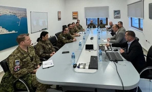 Zyrtarë të KFOR-it në Portin e Durrësit për t’u njohur me kapacitetet dhe infrastrukturën për përkrahje të operacioneve logjistike e ushtarake