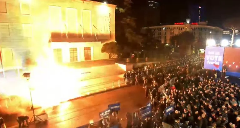 עשרות שנים לפני ראש הממשלה באלבניה, מפגינים זורקים את מוטובים לעבר המשטרה