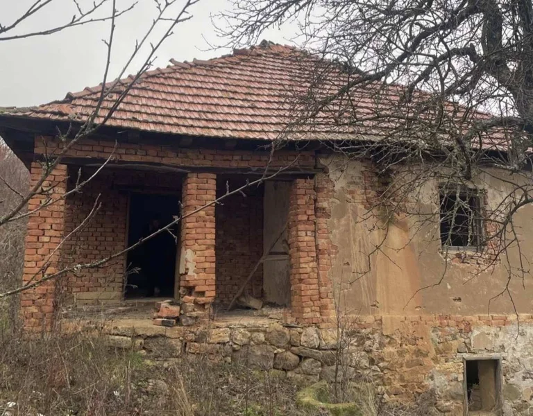 Poliţia găseşte arme, muniţie şi grenade de mână într-o casă părăsită din Zvecan.