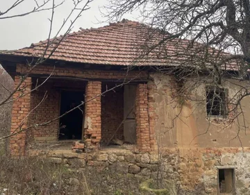 Policija najde orožje, strelivo in ročne granate v zapuščeni Zvecanski hiši.