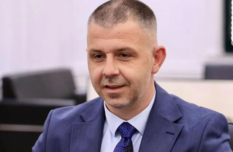 Ιδανική Πίεση στην Κοιλάδα: Εθνική Σημαία Οδηγεί Συμβούλιο Αλβανών στο Δικαστήριο