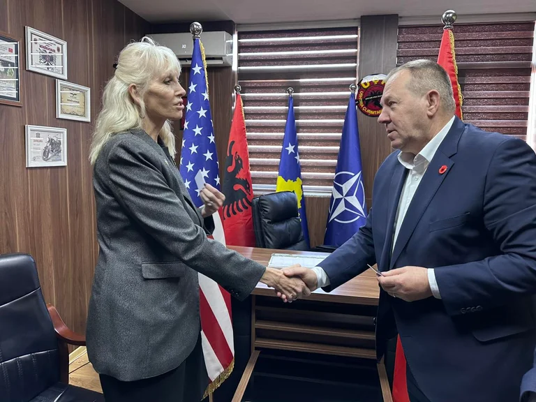 La mestra americana ve a Kosovo VL-KLA