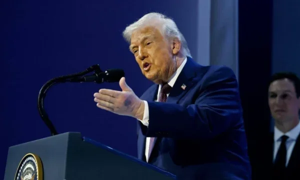Trump vorbeşte vânătaia din mâna stângă: am lovit o masă în Davos.