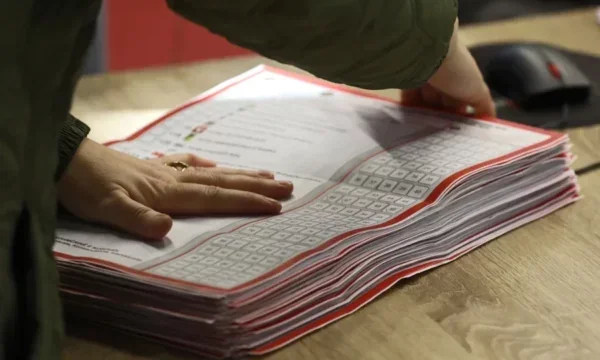Peste 100 de oficiali invitaţi la interviu, suspectaţi de manipularea rezultatelor alegerilor din Prizren