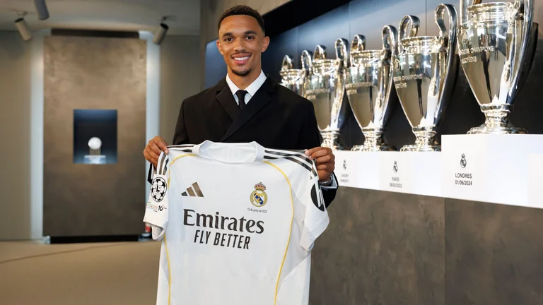 Arbeloa îi arată lui Trent Alexander uşa - Arnold la doar şapte luni de Real Madrid.