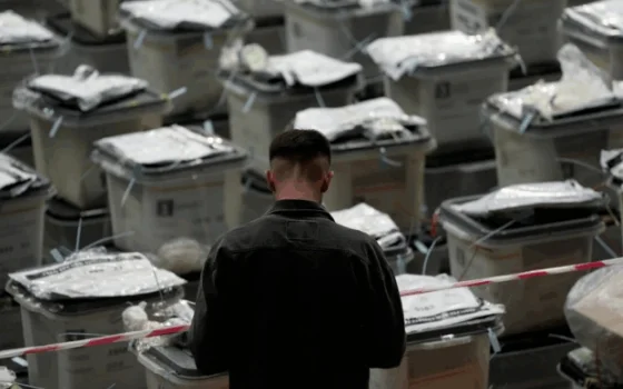פאפאקרטי: אין מקום בכלא עבור 100 בוחרים שנעצרו בפריצ'רן