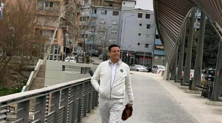 Mitrovica HINA Agim Bahtiri'de belirtilen oyların% 16'sı HINAvalles'i eksi oy ile destekledi