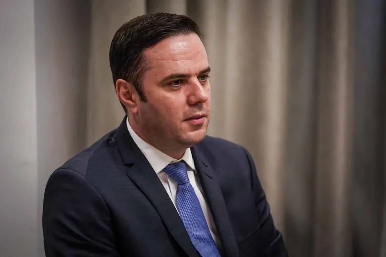 Ο Abdixhiku είναι ευτυχισμένος με τον Vjosa Osmani μετά την υπογραφή για το Συμβούλιο Ειρήνης: Απολαμβάνοντας αυτό το ιστορικό γεγονός