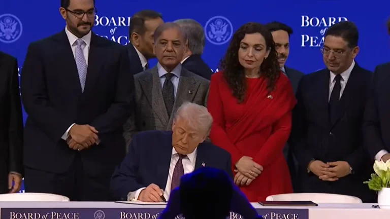 Trump allekirjoitti rauhanlautakunnan peruskirjan