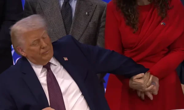 Osman stoi z tyłu, Trump ściska ręce po podpisaniu inauguracyjnej rezolucji Rady Pokoju