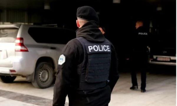 Poliisi takavarikoi luoteja, sotilasmaskit ja Serbian symbolit Leposavicissa