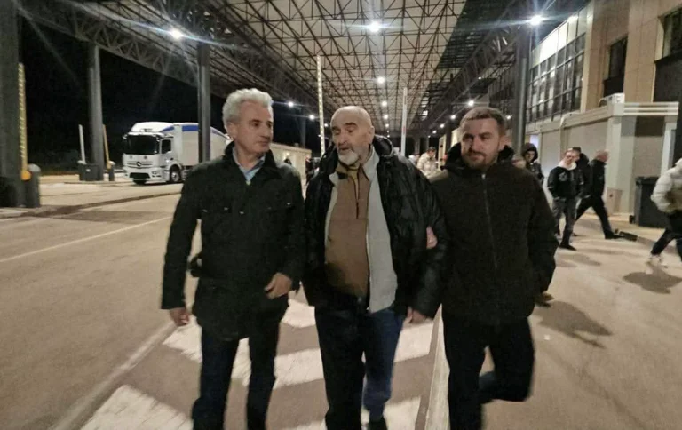 Ο Χαζίρι Χαζίρι φτάνει στο Κοσσυφοπέδιο, μετά την απελευθέρωσή του στη Σερβία