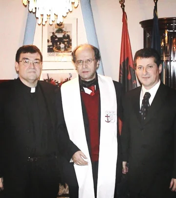 Gibanje za obnovo trdi, da se je Ibrahim Rugova leta 2002 krstil kot kristjan.