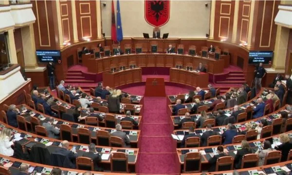 La sessió d'avui en dia al Parlament Albània es va votar l'esborrany de la llei sobre “Plaace La junta”