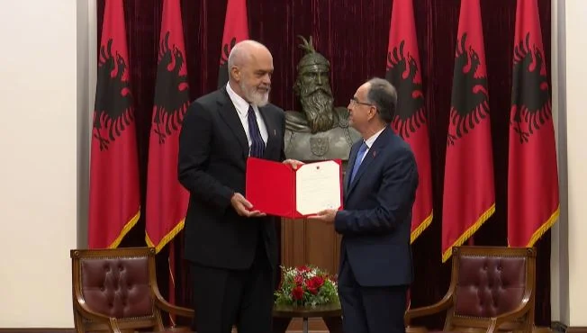 Cerşetorul îl autorizează pe Edi Rama să semneze la Consiliul Păcii