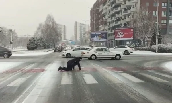 Παγώστε στα Σκόπια, οι πολίτες διασχίζουν το δρόμο σερνόμενοι (Βίντεο)