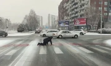 Zamrzovanje v Skopju, državljani prečkajo cesto plazenje (Video)