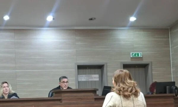Martorul arată cum forţele sârbe i-au expulzat din casele lor din Izbica şi i-au torturat.