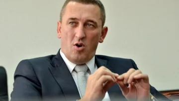 Rassic je pripravljen glasovati o Osmanu, vendar se najprej želi sestati z njim.
