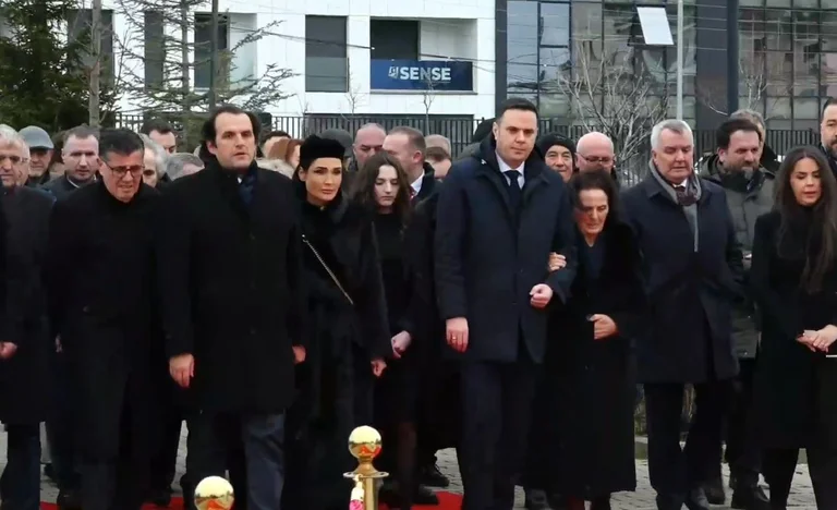 20. ölüm yıldönümü, LDK eski Cumhurbaşkanı İbrahimova'nın mezarına saygı duyuyor