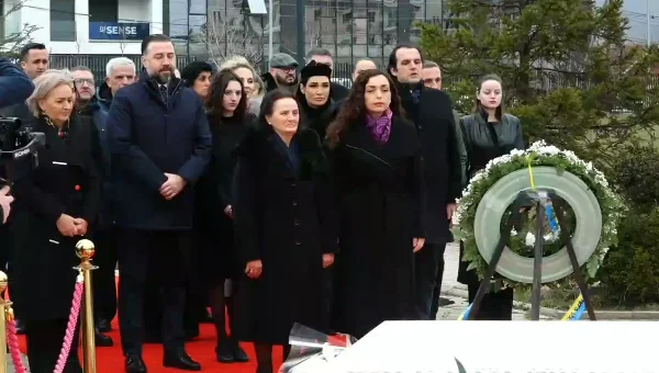 Osman with the Rugova family and diplomatic homazhe choir at the grave of the Historical President