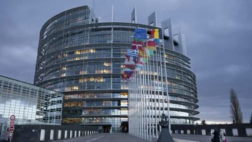 BBC: Evropski parlament naj bi začasno prekinil odobritev ameriškega trgovinskega sporazuma