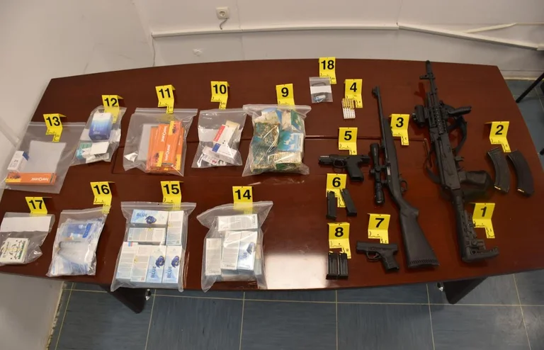 Proprietăţile lui Arian Slamnik sunt verificate, armele şi medicamentele confiscate.