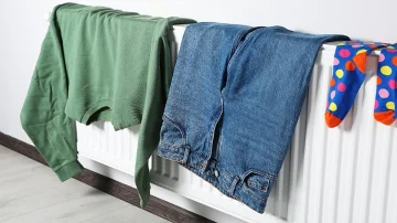 Should we dry our clothes on the radiator?